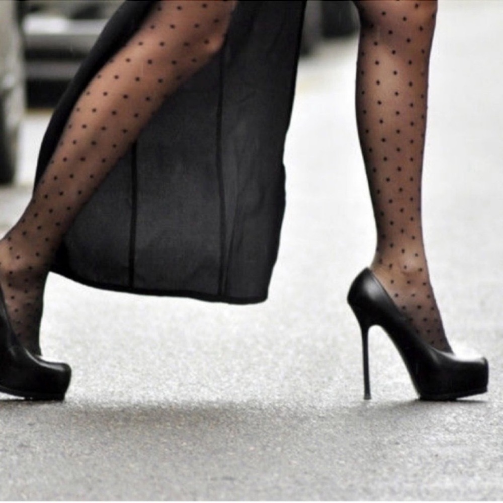 Yves Saint Laurent Black Leather Round-Toe Pumps
